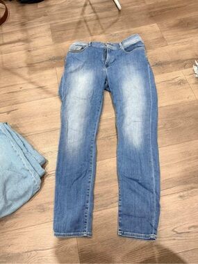 Fidelity Women’s Light Blue Washed Jeans